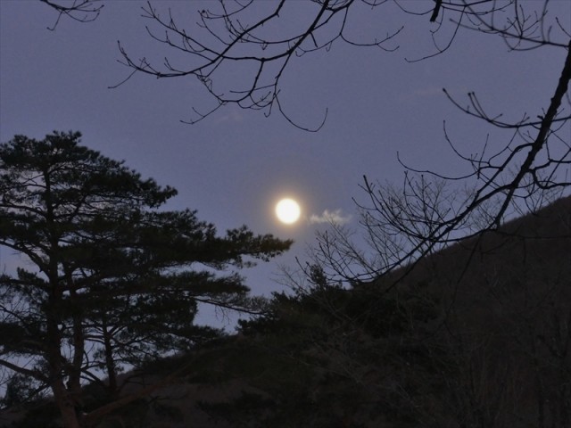 村上山に昇る小望月（17：00）